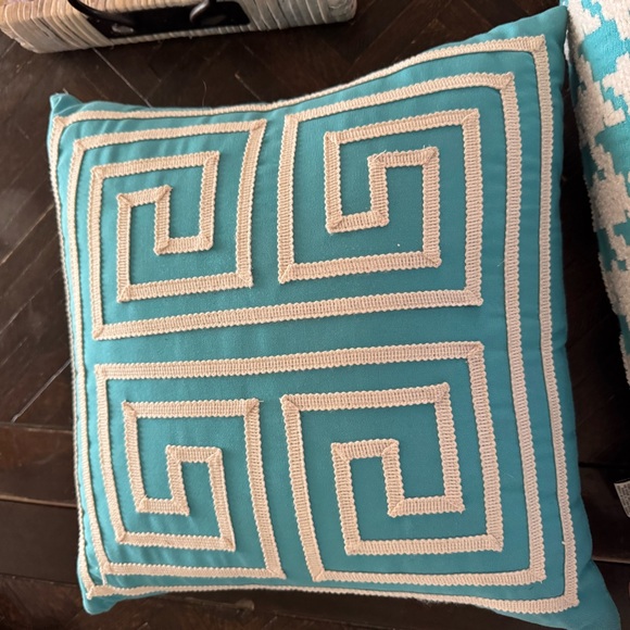 Frontgate Turquoise and White outdoor Accent Pillow Set - Picture 6 of 9